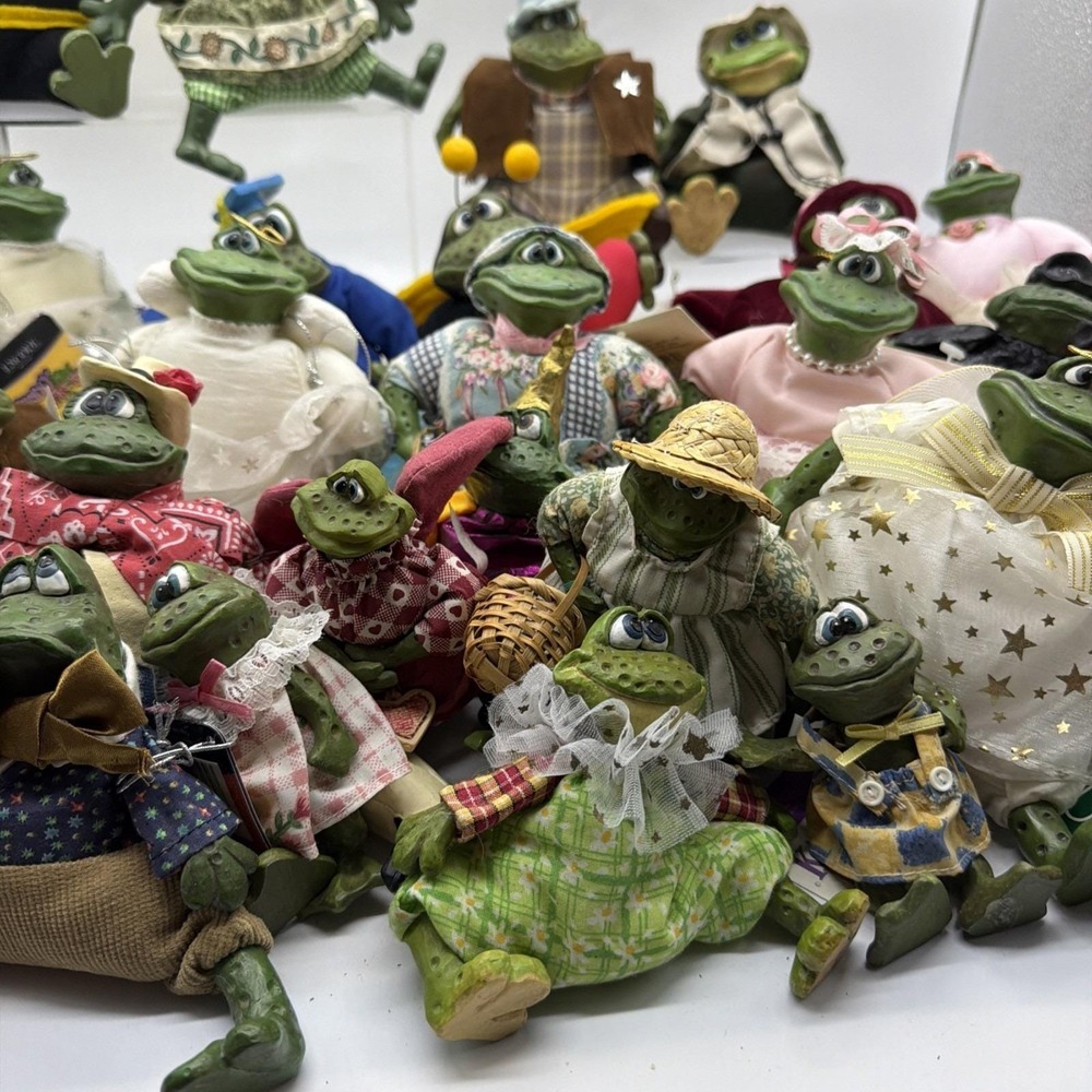 Vintage Russ Berrie Critter Lot Of 28 Resin Frog Plush Shelf Sitters - Picture 8 of 16